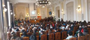Arcivescovo-con-studenti_convegno