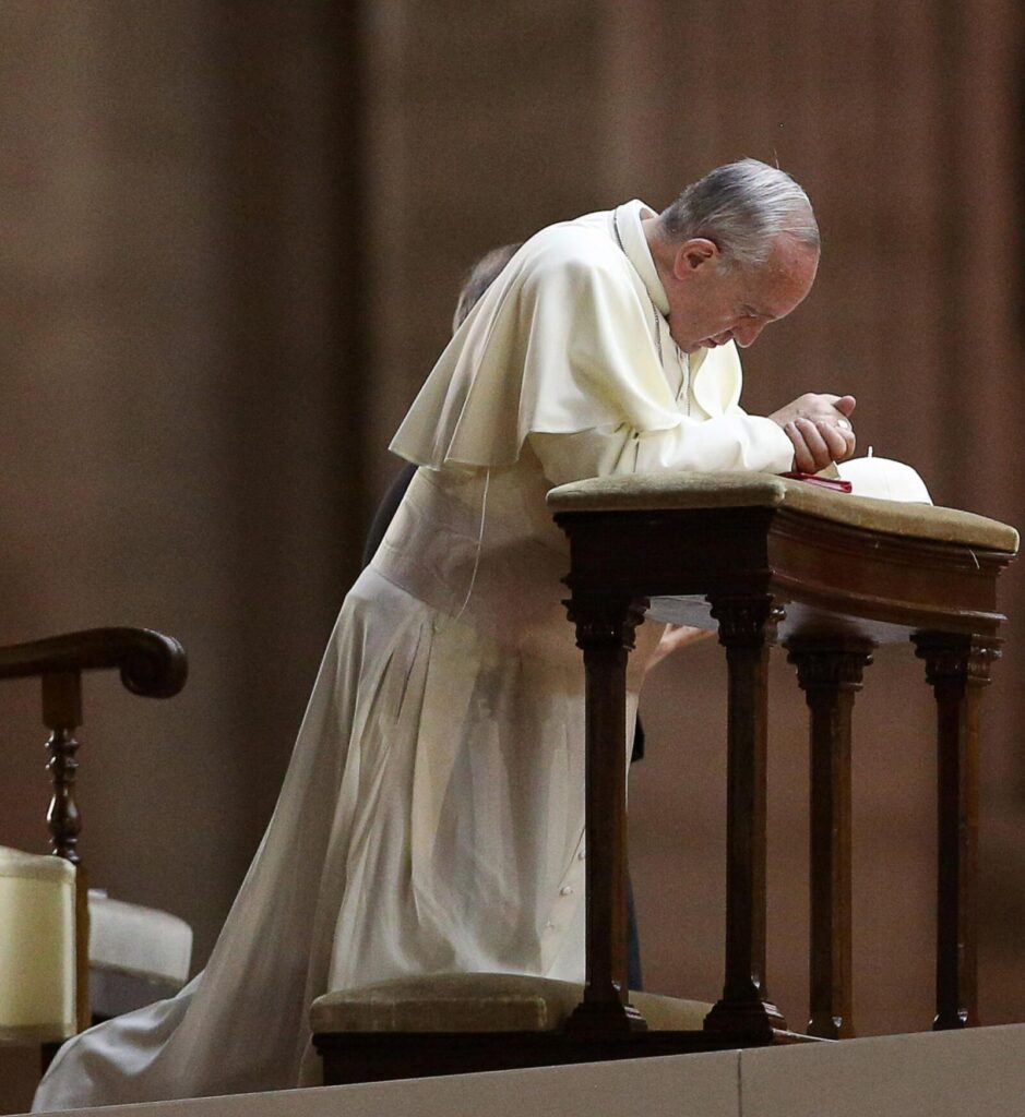 ansa - papa francesco - Pope Francis in Saint Peter's square at the Vatican for the prayer vigil for peace, 07 September 2013. Pope Francis has called for a global day of fasting and prayer on Saturday for peace in Syria and against any armed intervention. ANSA/ALESSANDRO DI MEO